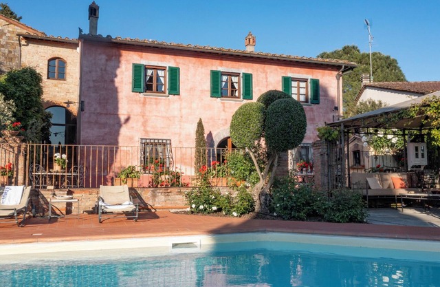 Charming 4-bedroom villa in San Gimignano with private pool, hot tub and gym.