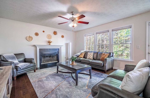 Charming 4BR/3BA Home｜Pets Welcome｜Large Yard & 2-Car Garage Oasis #41646