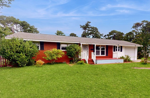 Charming 4BR Getaway With Central A/C, Full Kitchen and Pet-Friendly