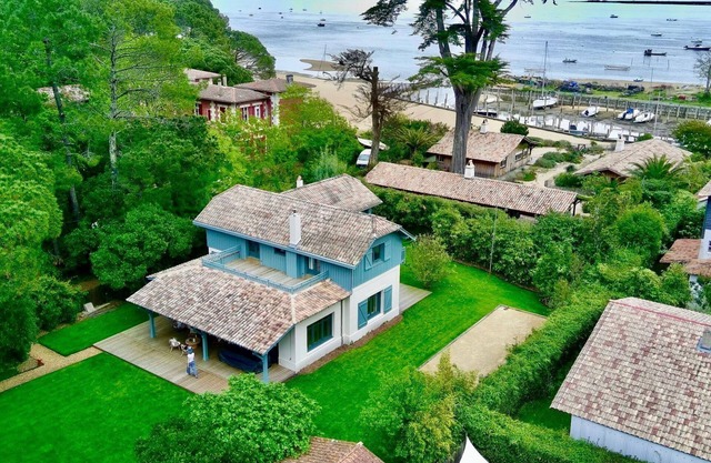 Charming 5-bedroom villa with swimming pool, 40 m from the Bay of Arcachon