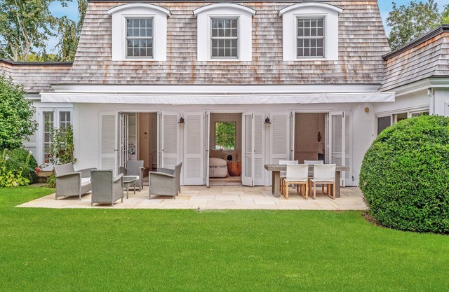 Charming 5-bedroom home. AC and WiFi,swimming pool. walk to town and beach