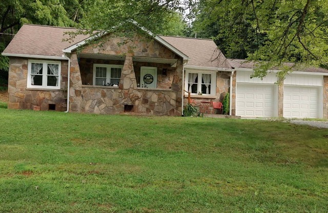 Charming 5-bedroom vintage farmhouse in beautiful Franklin, NC.