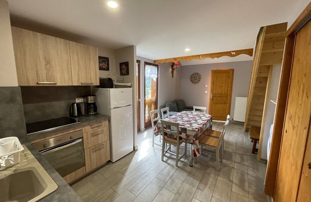 Charming 50m² Chalet Apartment - WiFi, Ski Storage, Near Slopes & Shuttle