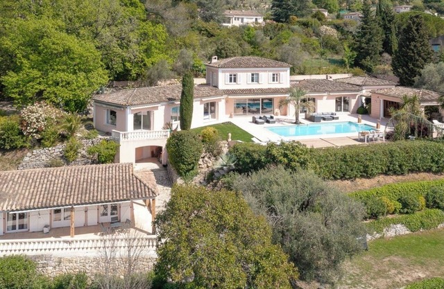 Charming 6-bedroom villa