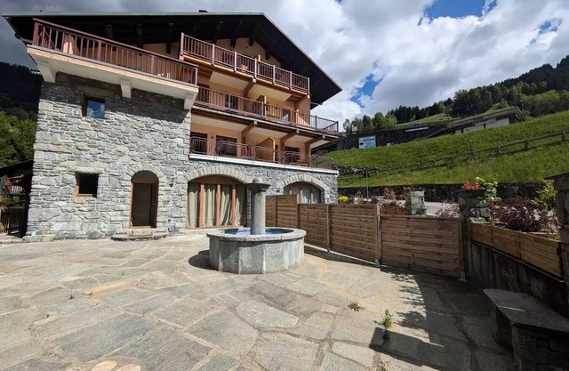 Charming 6-person apartment with sunny terrace at the foot of the slopes