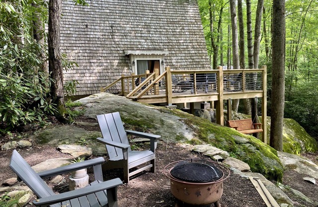 Charming A-frame cottage✨Boone & Blowing Rock✨Bold Creek✨Huge Deck✨Hound Ears