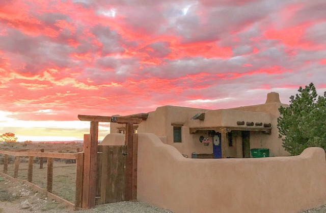 Charming adobe home with mountain views & natural light - central to attractions