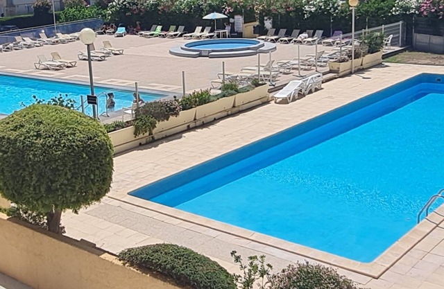 Charming air-conditioned studio apartment in a residence with swimming pool and Le Môle beach