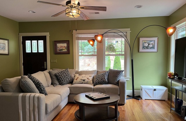 Charming and cozy 1920's bungalow with mountain views. Pet-friendly