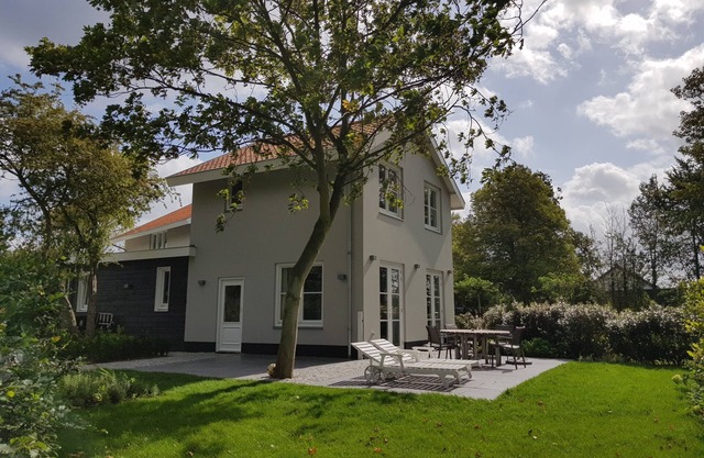 Charming and high quality holiday home for 4 persons with sunny garden and fantastic views in an ideal location between Domburg u. oostkapelle