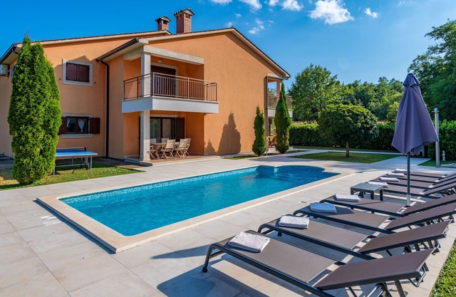 Charming and ideal for 10 vacationers