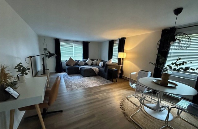 Charming and peaceful 2-bedroom house l with AC , full kitchen, & strong Wi-Fi.