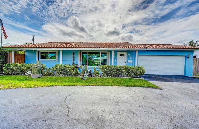 Charming and snowbird-friendly bungalow with enclosed yard, pool, grill, AC