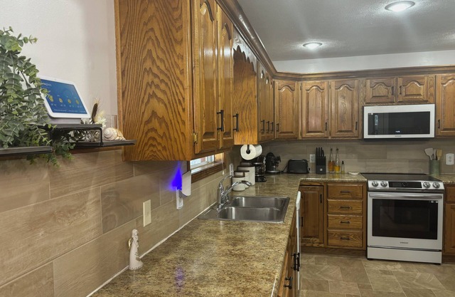 Charming and spacious 3-bedroom house in SW Springfield - Pet Friendly!