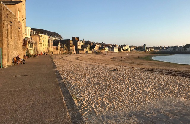 Charming and spacious 3-room apartment, ideal for a family, conveniently located in Saint Servan.