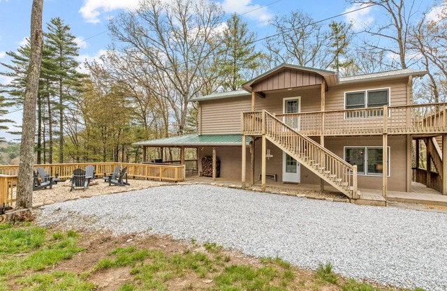 Charming apartment with fireplace, central AC, washer/dryer, firepit, fire table