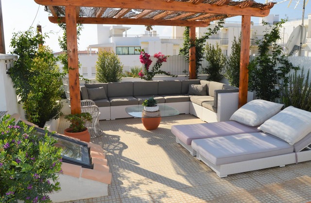 Charming Apt w/roof terrace and stunning views. 2 min walk to Beach/restaurants