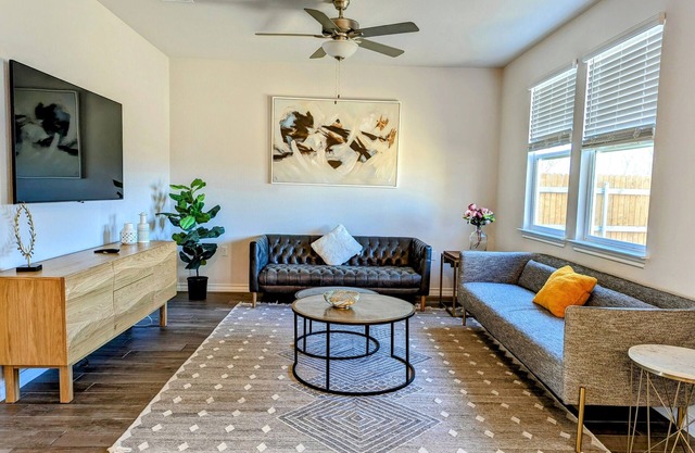 Charming Austin Home near DT, Airport with community pool