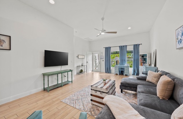 Charming Beach Bungalow B