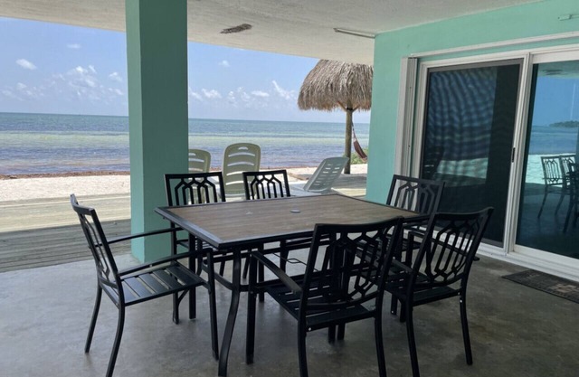 *Charming Beach House directly ON the beach
