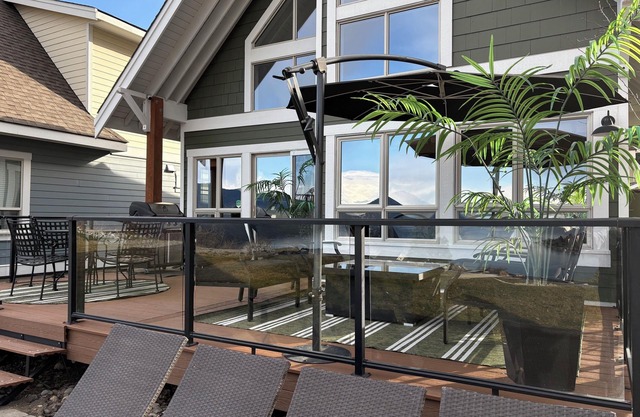 Charming Boutique Cottage with Amazing Lake View