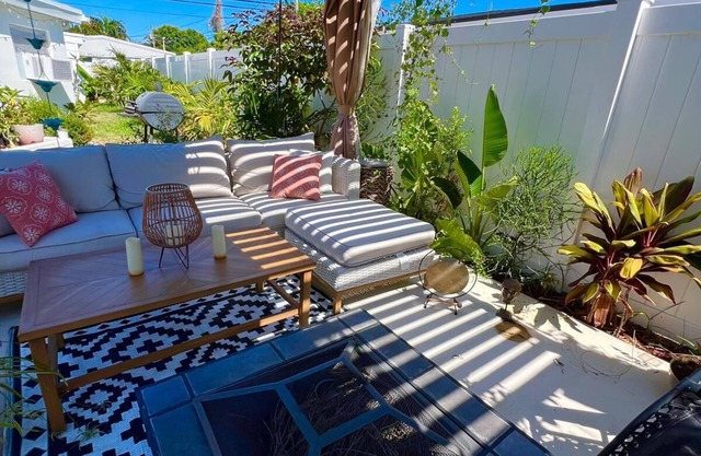 Charming bungalow in serene Fort Lauderdale with private entrance and parking