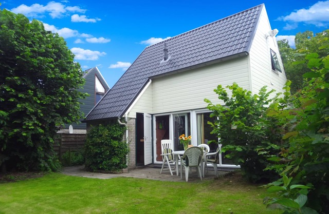 Charming Bungalow in Oostmahorn, Netherlands - Perfect for Nature Lovers