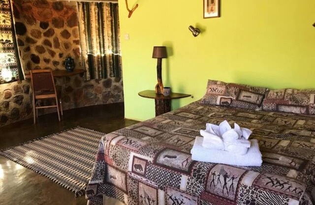 Charming Bush chalet 6 on this world renowned Eco site 40 minutes from Vic Falls Fully catered stay - 1986