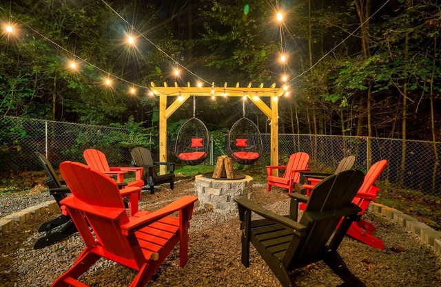 Charming Cabin Downtown Gatlinburg Theatre, Arcade Games, Fire Pit, HotTub