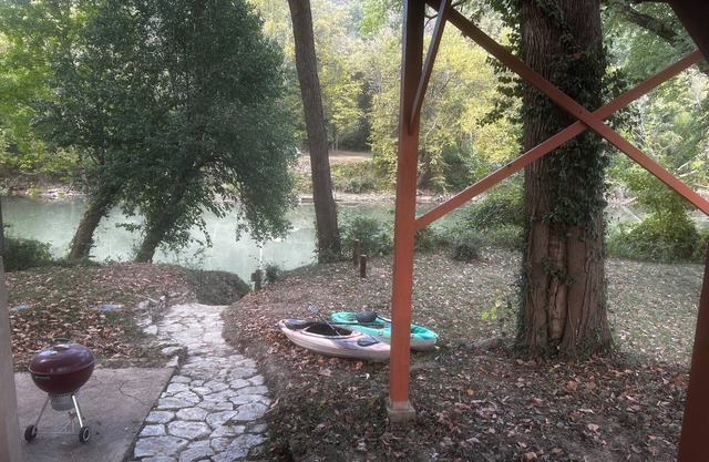 Charming cabin overlooking Meramec River near MANY attractions