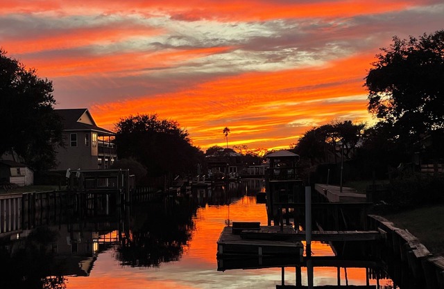 Charming Canal Front Cottage! Walk to the Beach!