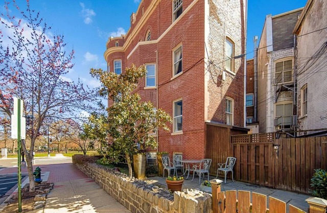Charming Cap Hill 2BR - 3 blocks to Cap Vet Owned