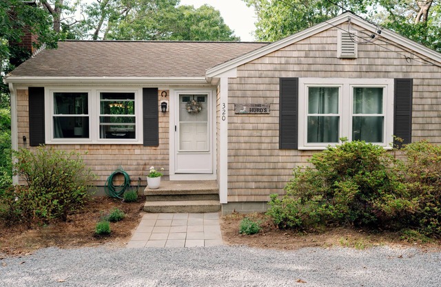 Charming Cape Cod cottage on Depot Pond & bike trail with pond access