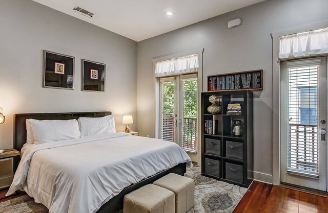 Charming Carriage House, Heated Pool Access