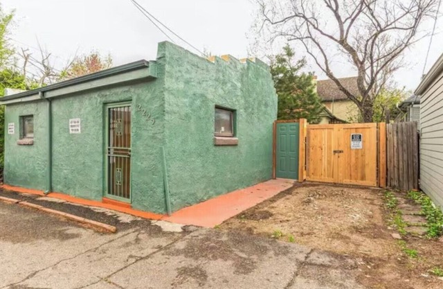 Charming Carriage House w/Private Yard and Entrance