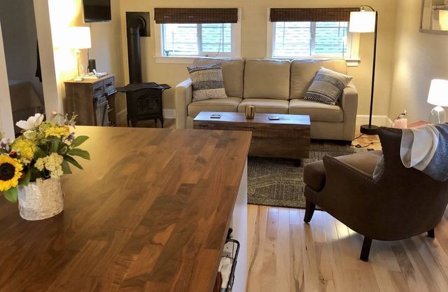 Charming Carriage House Retreat or Temp Corporate Housing