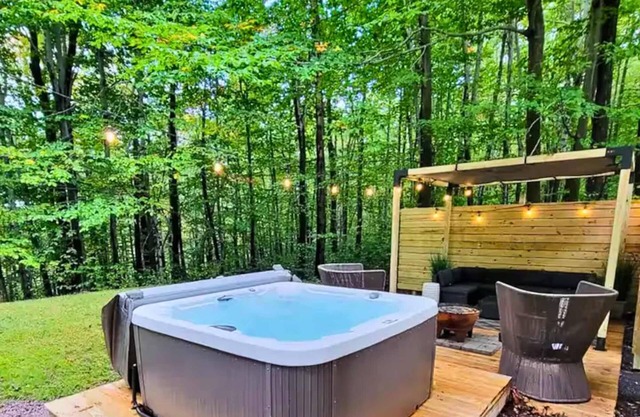 Charming Chalet w/Hot Tub,King Suite,Dog Friendly