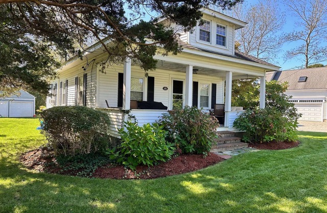 Charming Chatham Bungalow- Minutes to Beaches and Downtown Chatham