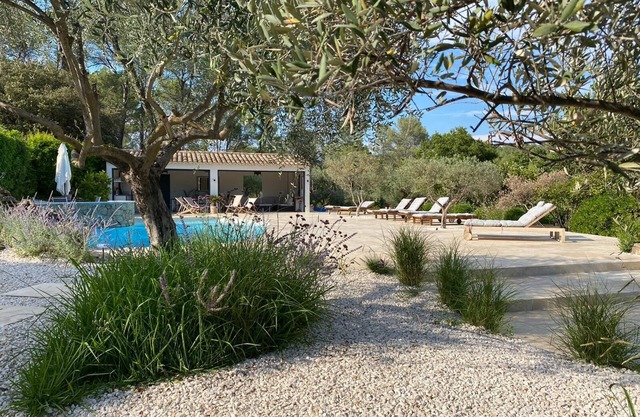 Charming, chic, secluded villa within walking distance from Lorgues