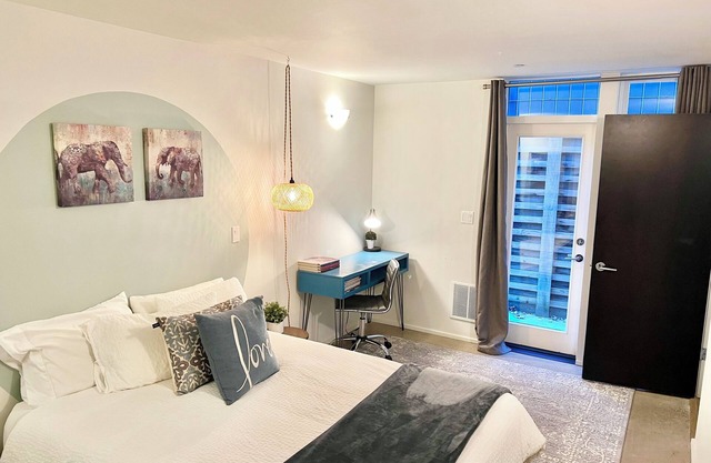 Charming, close-in 2-bedroom modern apartment in Hip Portland Neighborhood.