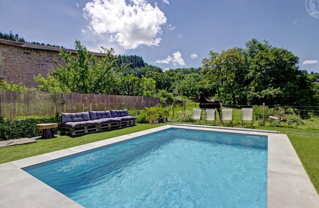 Charming cottage with heated pool and pets allowed