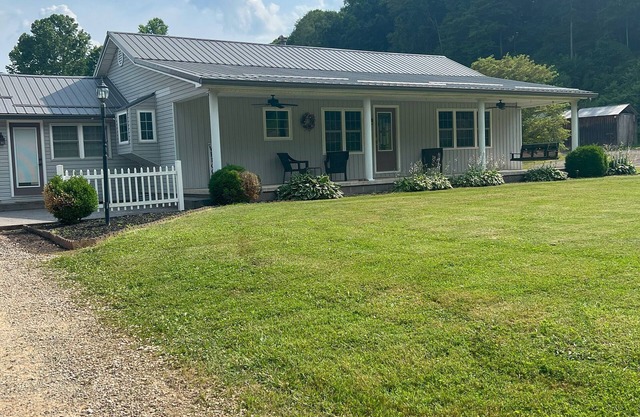 Charming cottage, porch, patio, valley views, close to caves, in Hocking Hills