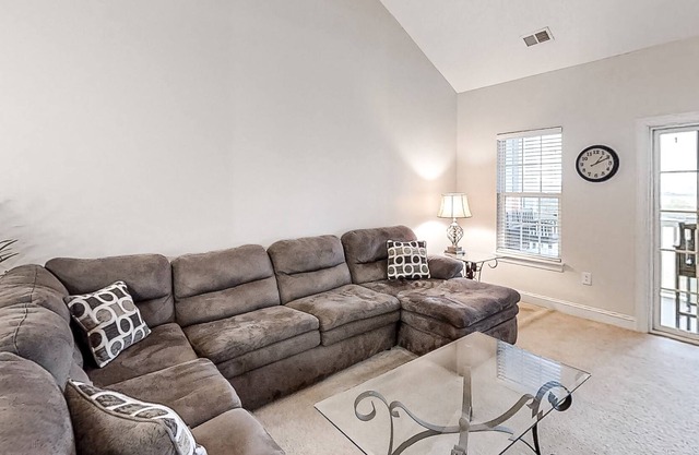 Charming condo near the beach with pool, golf, balcony, & washer/dryer