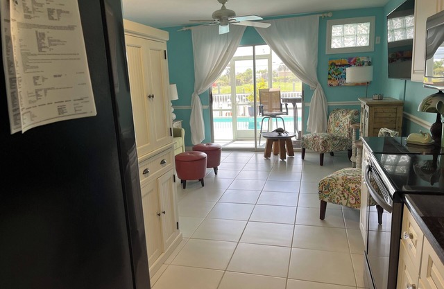 Charming condo in Saint James City. Stay a month or more and enjoy island life!