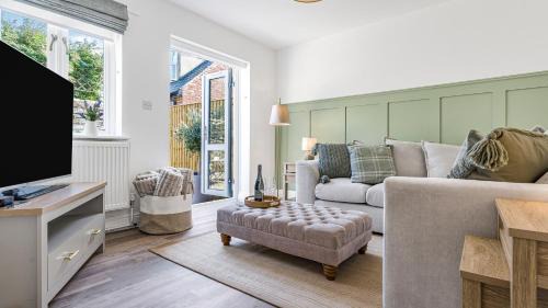 Charming Cotswolds 2-bed cottage with garden & private parking, perfect for getaways