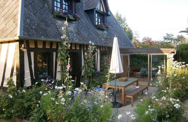 Charming cottage behind honfleur