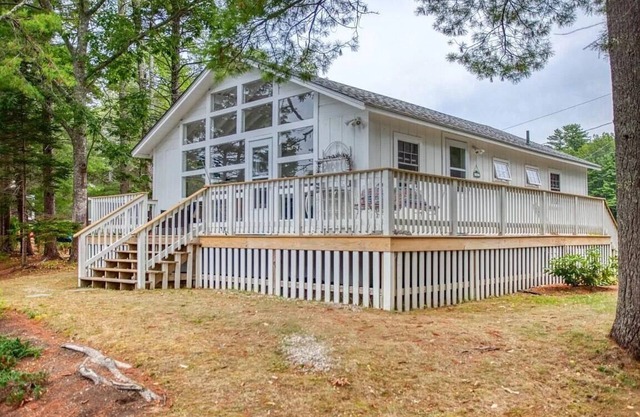 Charming Cottage on the Great Pond in Boothbay Harbor, Maine