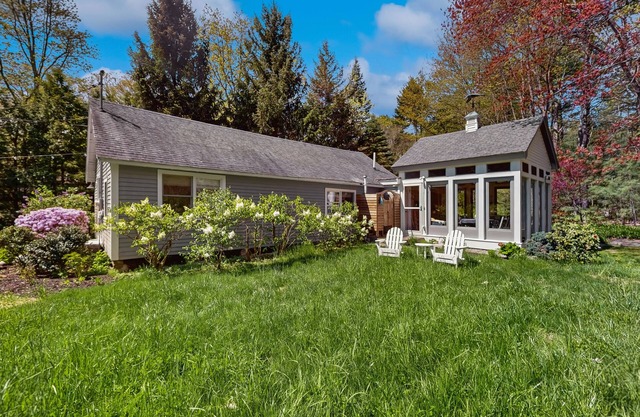 Charming Cottage Close to Beaches with a Relaxing Patio and Nearby Attractions