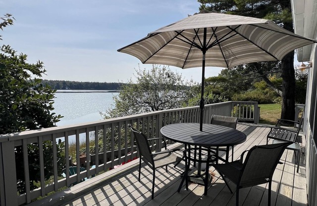 Charming cottage on Basin Cove just a short drive to the Dolphin Marina