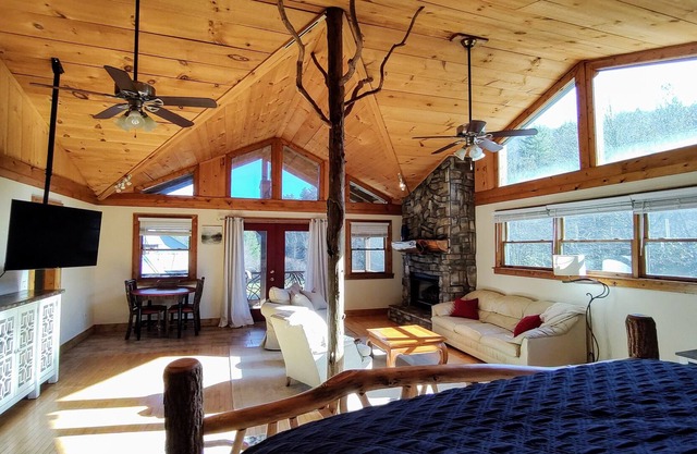 Charming cottage on pond w/sauna. Cashiers and Highlands